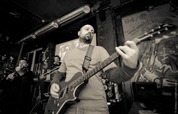 гитарист Павел Тюкавин на выступлении в клубе Графити в Минске